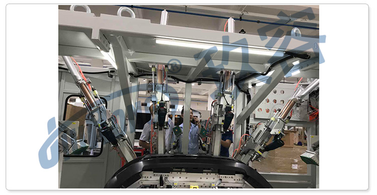 我司劉總在現場講解哔咔漫画成人缸在汽車倒車雷達衝孔機上的使用注意事項